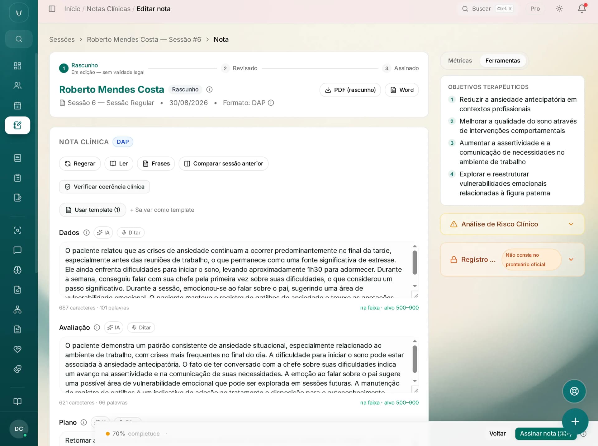 Editor de nota clínica do PsiNota AI: uma nota DAP em rascunho com os campos Dados e Avaliação preenchidos, o percurso Rascunho, Revisado e Assinado no topo e os objetivos terapêuticos ao lado.